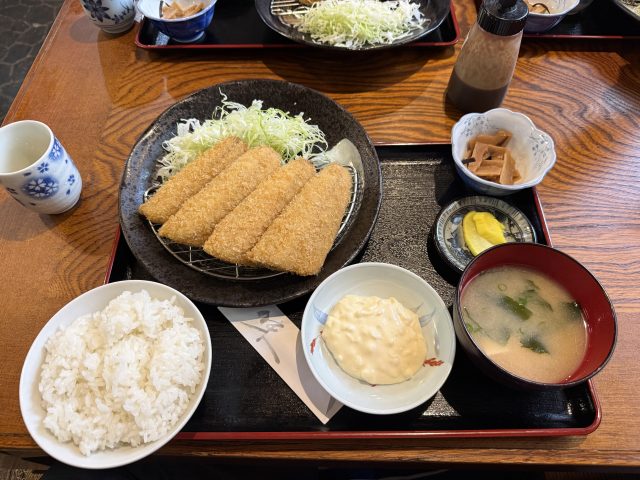現在の画像に代替テキストがありません。ファイル名: アジフライ定食-scaled.jpeg